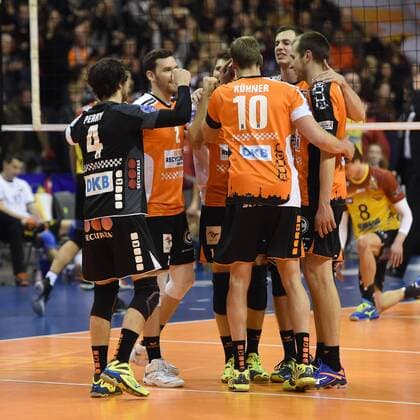 Volleyball, Herren, Saison 2016 17 CEV Champions League, 4. Spieltag, BR Volleys - Dukla Liberec, Jubel nach dem Abpfiff bei den Berlin Recycling Volleys, 02.02.17,