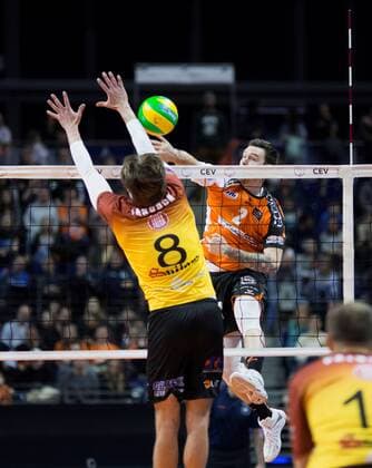 Themen der Woche - SPORT Bilder des Tages - SPORT Berlin, Deutschland, 02.02.2017: Volleyball CEV Championsleague Saison 2016 2017 - Berlin Recycling Volleys - Ducla Liberec. Steven Marshall (BR Volleys 2) gegen den Block aus Jakub Janouch (Liberec 8)