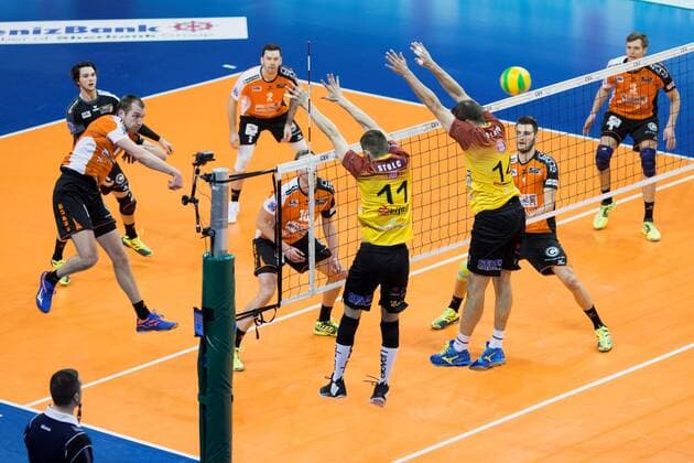 Berlin, Deutschland, 02.02.2017: Volleyball CEV Championsleague Saison 2016 2017 - Berlin Recycling Volleys - Ducla Liberec. Wouter ter Maat (BR Volleys 16) gegen den Block aus Slawomir Stolc (Liberec 11), Libor Leikep (Liberec 14)