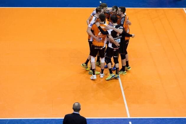 Berlin, Deutschland, 02.02.2017: Volleyball CEV Championsleague Saison 2016 2017 - Berlin Recycling Volleys - Ducla Liberec. Jubel BR Volleys, unten Trainer Roberto Serniotti (BR Volleys)