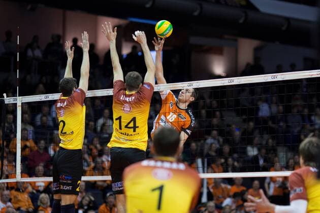 Berlin, Deutschland, 02.02.2017: Volleyball CEV Championsleague Saison 2016 2017 - Berlin Recycling Volleys - Ducla Liberec. Wouter ter Maat (BR Volleys 16) gegen den Block aus Tomas Krisko (Liberec 2) und Libor Leikep (Liberec 14)