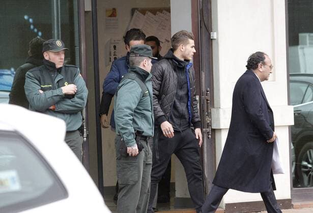 Bilder des Tages - SPORT Atletico Madrid s French defender Lucas Hernandez (2R) leaves Majadahonda court after being in custody for an alleged assault crime, in Madrid, Spain, 03 February 2017. Hernandez was arrested earlier today at his home in Las Rozas by local police, after his girlfriend called them to report the assault. LUCAS HERNANDEZ ARRESTED POR ALLEGEDLY ASSAULTING HIS GIRLFRIEND !ACHTUNG: NUR REDAKTIONELLE NUTZUNG!  GRA336 20170203-636217387082978109