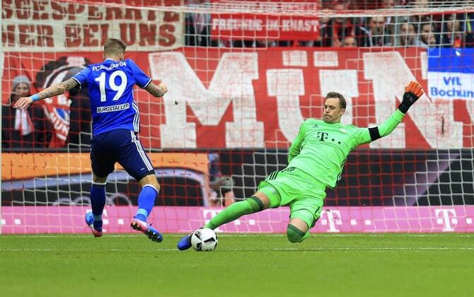 04.02.2017, Fussball 1.Liga 2016 2017, 19.Spieltag, FC Bayern München - FC Schalke 04, in der Allianz-Arena München. Guido Burgstaller (li, FC Schalke 04) gegen Torwart Manuel Neuer (FC Bayern München). 