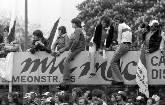 Fußball, Stadiongeschichte Eintracht Trier Eintracht Trier - VfB Stuttgart Deutschland, Trier, 21.05.1977, 2. Fussball Bundesliga Süd, Saison 1976 1977, Eintracht Trier - VfB Stuttgart (0:0): VfB Stuttgart Fans auf dem Zaun.