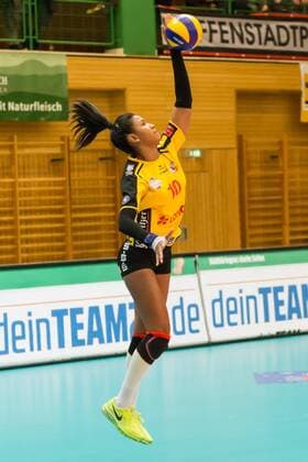 Juliane Valongo de Castro (VfB Suhl Lotto Thüringen, 10) bei der Angabe, Volleyball, Volleyball-Bundesliga Frauen, VfB Suhl Lotto Thüringen - USC Münster, xprx