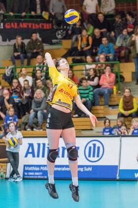 Beth Carey (VfB Suhl Lotto Thüringen, 17) bei der Angabe, Volleyball, Volleyball-Bundesliga Frauen, VfB Suhl Lotto Thüringen - USC Münster, xprx