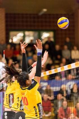 Juliane Valongo de Castro (VfB Suhl Lotto Thüringen, 10) blockt am Netz, Volleyball, Volleyball-Bundesliga Frauen, VfB Suhl Lotto Thüringen - USC Münster, xprx