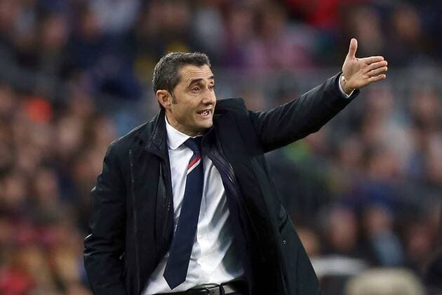 Athletic Club s head coach, Ernesto Valverde (C), gives instructions to his players against FC Barcelona Barca during their Spanish Primera Division league game against Athletic Club at Camp Nou stadium in Barcelona, northeastern Spain, 04 February 2017. FC Barcelona vs. Athletic Club !ACHTUNG: NUR REDAKTIONELLE NUTZUNG!  GRA219 20170204-636218315404736062