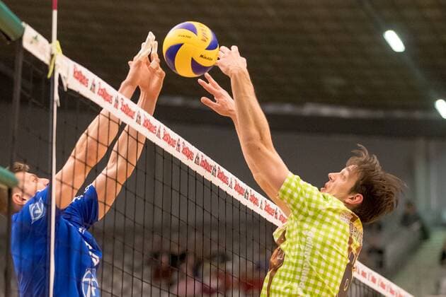 Volleyball 1. Bundesliga 2016 17: VfB Friedrichshafen vs TSV Herrsching, 04.02.2017 Florian Malescha (TSV Herrsching 6) gegen Georg Klein (VfB Friedrichshafen, 8) - Volleyball 1. Bundesliga 2016 17: VfB Friedrichshafen vs TSV Herrsching am 04.02.2017 in der ZF Arena, Friedrichshafen, Deutschland xUSx