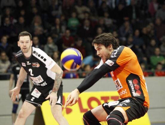 Deutschland - Rüsselsheim am Main - 05.02.2017 Volleyball - Hessen - 1. Bundesliga - Herren Saison 2016 2017 United Volleys Rheinmain (blau) - Berlin Recycling Volleys (schwarz) v.l. Luke Perry (Berlin 4) United Volleys Rheinmain - Berlin Recycling Volleys
