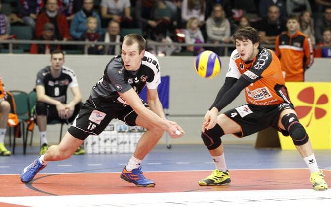 Deutschland - Rüsselsheim am Main - 05.02.2017 Volleyball - Hessen - 1. Bundesliga - Herren Saison 2016 2017 United Volleys Rheinmain (blau) - Berlin Recycling Volleys (schwarz) v.l. Wouter ter Maat (Berlin 16), Luke Perry (Berlin 4) United Volleys Rheinmain - Berlin Recycling Volleys