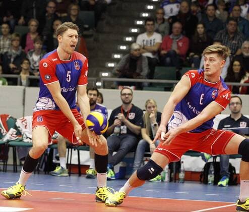 Deutschland - Rüsselsheim am Main - 05.02.2017 Volleyball - Hessen - 1. Bundesliga - Herren Saison 2016 2017 United Volleys Rheinmain (blau) - Berlin Recycling Volleys (schwarz) v.l. Lukas Bauer (RheinMain 5), Robert Adrian Aciobanitei (RheinMain 6) United Volleys Rheinmain - Berlin Recycling Volleys