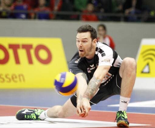 Deutschland - Rüsselsheim am Main - 05.02.2017 Volleyball - Hessen - 1. Bundesliga - Herren Saison 2016 2017 United Volleys Rheinmain (blau) - Berlin Recycling Volleys (schwarz) v.l. Steven Marshall (Berlin 2) United Volleys Rheinmain - Berlin Recycling Volleys