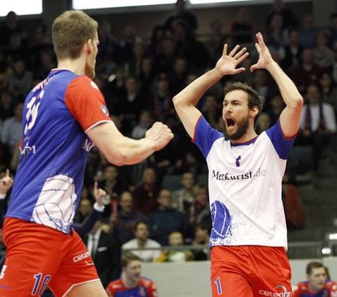 Deutschland - Rüsselsheim am Main - 05.02.2017 Volleyball - Hessen - 1. Bundesliga - Herren Saison 2016 2017 United Volleys Rheinmain (blau) - Berlin Recycling Volleys (schwarz) v.l. Christian Dünnes (RheinMain 16), Florian Ringseis (RheinMain 1) United Volleys Rheinmain - Berlin Recycling Volleys