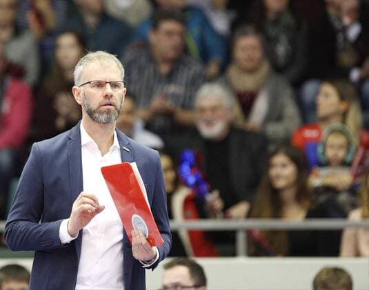 Deutschland - Rüsselsheim am Main - 05.02.2017 Volleyball - Hessen - 1. Bundesliga - Herren Saison 2016 2017 United Volleys Rheinmain (blau) - Berlin Recycling Volleys (schwarz) v.l. Trainer Michael Warm (RheinMain) United Volleys Rheinmain - Berlin Recycling Volleys