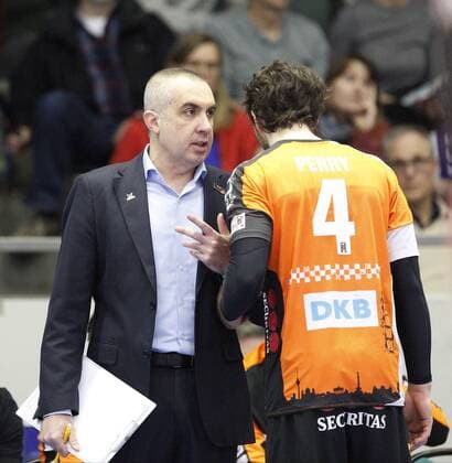 Deutschland - Rüsselsheim am Main - 05.02.2017 Volleyball - Hessen - 1. Bundesliga - Herren Saison 2016 2017 United Volleys Rheinmain (blau) - Berlin Recycling Volleys (schwarz) v.l. Trainer Roberto Serniotti (Berlin Trainer), Luke Perry (Berlin 4) United Volleys Rheinmain - Berlin Recycling Volleys
