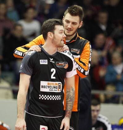 Deutschland - Rüsselsheim am Main - 05.02.2017 Volleyball - Hessen - 1. Bundesliga - Herren Saison 2016 2017 United Volleys Rheinmain (blau) - Berlin Recycling Volleys (schwarz) v.l. Steven Marshall (Berlin 2), Aleksandar Okolic (Berlin 1) United Volleys Rheinmain - Berlin Recycling Volleys