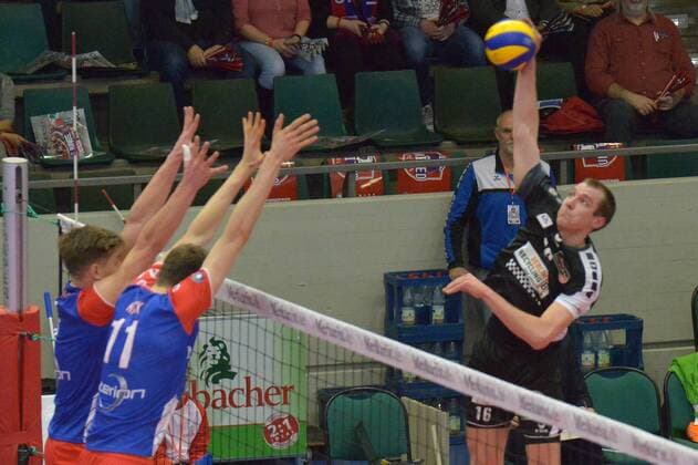 05.02.2017, xtkx, Volleyball 1.Bundesliga Herren, United Volleys - Berlin Recycling Volleys, emspor, v.l. Adrian Aciobanatei (United Volleys), Tobias Krick (United Volleys) , Wouter ter Maat (Berlin) , Rüsselsheim