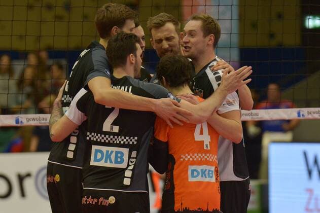05.02.2017, xtkx, Volleyball 1.Bundesliga Herren, United Volleys - Berlin Recycling Volleys, emspor, v.l. uv02 , uv04 , Rüsselsheim