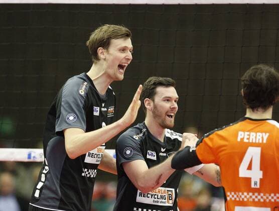 Deutschland - Rüsselsheim am Main - 05.02.2017 Volleyball - Hessen - 1. Bundesliga - Herren Saison 2016 2017 United Volleys Rheinmain (blau) - Berlin Recycling Volleys (schwarz) v.l. Robert Kromm (Berlin 3), Steven Marshall (Berlin 2), Luke Perry (Berlin 4) United Volleys Rheinmain - Berlin Recycling Volleys