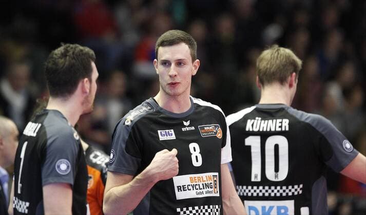 Deutschland - Rüsselsheim am Main - 05.02.2017 Volleyball - Hessen - 1. Bundesliga - Herren Saison 2016 2017 United Volleys Rheinmain (blau) - Berlin Recycling Volleys (schwarz) v.l. Steven Marshall (Berlin 2), Graham Vigrass (Berlin 8) United Volleys Rheinmain - Berlin Recycling Volleys