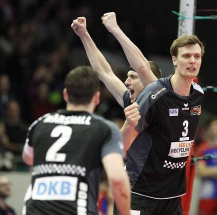 Deutschland - Rüsselsheim am Main - 05.02.2017 Volleyball - Hessen - 1. Bundesliga - Herren Saison 2016 2017 United Volleys Rheinmain (blau) - Berlin Recycling Volleys (schwarz) v.l. Steven Marshall (Berlin 2), Felix Fischer (Berlin 6), Robert Kromm (Berlin 3) United Volleys Rheinmain - Berlin Recycling Volleys