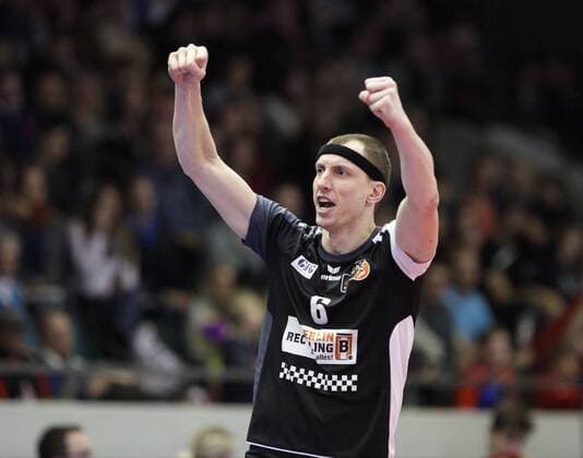 Deutschland - Rüsselsheim am Main - 05.02.2017 Volleyball - Hessen - 1. Bundesliga - Herren Saison 2016 2017 United Volleys Rheinmain (blau) - Berlin Recycling Volleys (schwarz) v.l. Felix Fischer (Berlin 6) United Volleys Rheinmain - Berlin Recycling Volleys