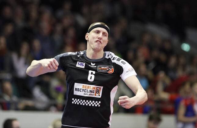 Deutschland - Rüsselsheim am Main - 05.02.2017 Volleyball - Hessen - 1. Bundesliga - Herren Saison 2016 2017 United Volleys Rheinmain (blau) - Berlin Recycling Volleys (schwarz) v.l. Felix Fischer (Berlin 6) United Volleys Rheinmain - Berlin Recycling Volleys