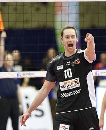 Deutschland - Rüsselsheim am Main - 05.02.2017 Volleyball - Hessen - 1. Bundesliga - Herren Saison 2016 2017 United Volleys Rheinmain (blau) - Berlin Recycling Volleys (schwarz) v.l. Sebastian Kühner (Berlin 10) United Volleys Rheinmain - Berlin Recycling Volleys