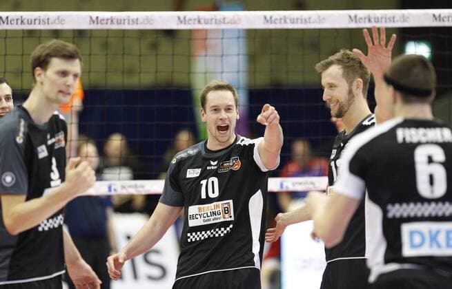 Deutschland - Rüsselsheim am Main - 05.02.2017 Volleyball - Hessen - 1. Bundesliga - Herren Saison 2016 2017 United Volleys Rheinmain (blau) - Berlin Recycling Volleys (schwarz) v.l. Robert Kromm (Berlin 3), Sebastian Kühner (Berlin 10), Paul Carroll (Berlin 12), Felix Fischer (Berlin 6) United Volleys Rheinmain - Berlin Recycling Volleys