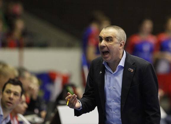 Deutschland - Rüsselsheim am Main - 05.02.2017 Volleyball - Hessen - 1. Bundesliga - Herren Saison 2016 2017 United Volleys Rheinmain (blau) - Berlin Recycling Volleys (schwarz) v.l. Trainer Roberto Serniotti (Berlin Trainer) United Volleys Rheinmain - Berlin Recycling Volleys