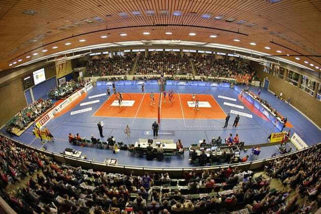 Deutschland - Rüsselsheim am Main - 05.02.2017 Volleyball - Hessen - 1. Bundesliga - Herren Saison 2016 2017 United Volleys Rheinmain (blau) - Berlin Recycling Volleys (schwarz) v.l. volle Halle in Rüsselsheim United Volleys Rheinmain - Berlin Recycling Volleys