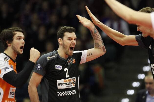 Deutschland - Rüsselsheim am Main - 05.02.2017 Volleyball - Hessen - 1. Bundesliga - Herren Saison 2016 2017 United Volleys Rheinmain (blau) - Berlin Recycling Volleys (schwarz) v.l. Luke Perry (Berlin 4), Steven Marshall (Berlin 2) United Volleys Rheinmain - Berlin Recycling Volleys
