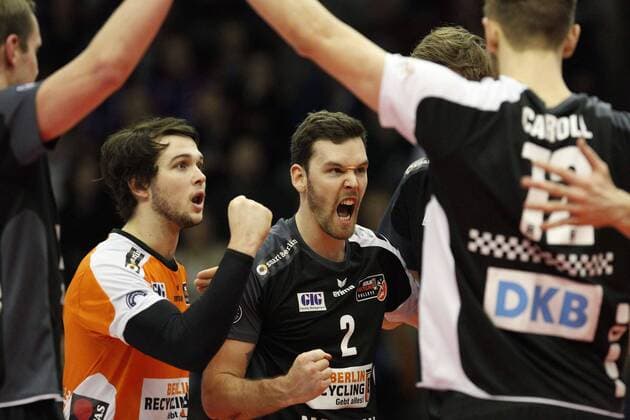 Deutschland - Rüsselsheim am Main - 05.02.2017 Volleyball - Hessen - 1. Bundesliga - Herren Saison 2016 2017 United Volleys Rheinmain (blau) - Berlin Recycling Volleys (schwarz) v.l. Luke Perry (Berlin 4), Steven Marshall (Berlin 2) United Volleys Rheinmain - Berlin Recycling Volleys
