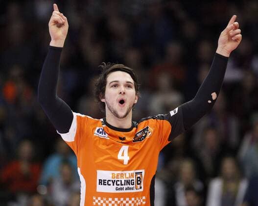 Deutschland - Rüsselsheim am Main - 05.02.2017 Volleyball - Hessen - 1. Bundesliga - Herren Saison 2016 2017 United Volleys Rheinmain (blau) - Berlin Recycling Volleys (schwarz) v.l. Luke Perry (Berlin 4) United Volleys Rheinmain - Berlin Recycling Volleys