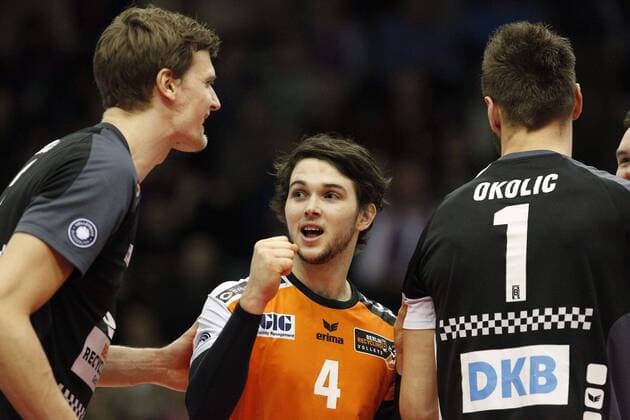 Deutschland - Rüsselsheim am Main - 05.02.2017 Volleyball - Hessen - 1. Bundesliga - Herren Saison 2016 2017 United Volleys Rheinmain (blau) - Berlin Recycling Volleys (schwarz) v.l. Sebastian Kühner (Berlin 10), Luke Perry (Berlin 4), Aleksandar Okolic (Berlin 1) United Volleys Rheinmain - Berlin Recycling Volleys