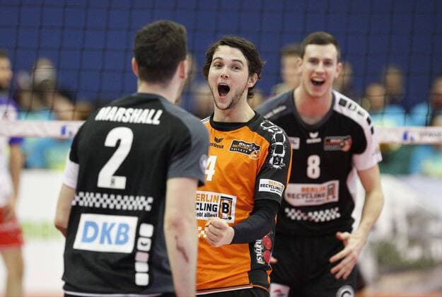 Deutschland - Rüsselsheim am Main - 05.02.2017 Volleyball - Hessen - 1. Bundesliga - Herren Saison 2016 2017 United Volleys Rheinmain (blau) - Berlin Recycling Volleys (schwarz) v.l. Steven Marshall (Berlin 2), Luke Perry (Berlin 4) United Volleys Rheinmain - Berlin Recycling Volleys