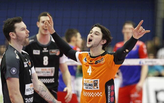 Deutschland - Rüsselsheim am Main - 05.02.2017 Volleyball - Hessen - 1. Bundesliga - Herren Saison 2016 2017 United Volleys Rheinmain (blau) - Berlin Recycling Volleys (schwarz) v.l. Steven Marshall (Berlin 2), Luke Perry (Berlin 4) United Volleys Rheinmain - Berlin Recycling Volleys