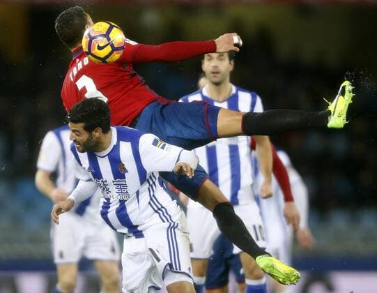 Real Sociedad s Mexican striker Carlos Vela vies for the ball with Osasuna s defender Cayetano Bonnin Tano during their Liga Primera Division 21st round at Anoeta stadium in San Sebastian, Basque Country, Spain, 5 February 2017. REAL SOCIEDAD VS. OSASUNA !ACHTUNG: NUR REDAKTIONELLE NUTZUNG!  PVA001 20170205-636219229906130086