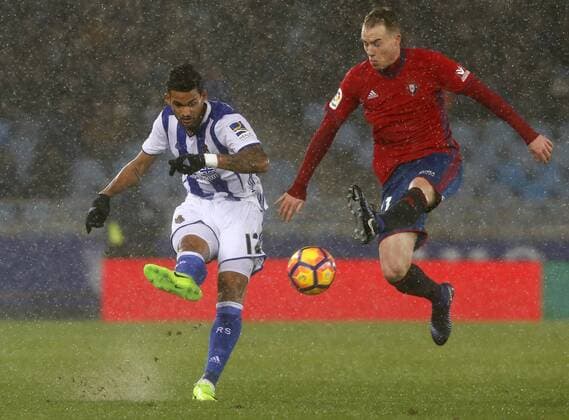 Real Sociedad s Brazilian striker Willian Jose (L) vies for the ball with Osasuna s defender Carlos Clerc during their Liga Primera Division 21st round at Anoeta stadium in San Sebastian, Basque Country, Spain, 5 February 2017. REAL SOCIEDAD VS. OSASUNA !ACHTUNG: NUR REDAKTIONELLE NUTZUNG!  PVA001 20170205-636219230557580395