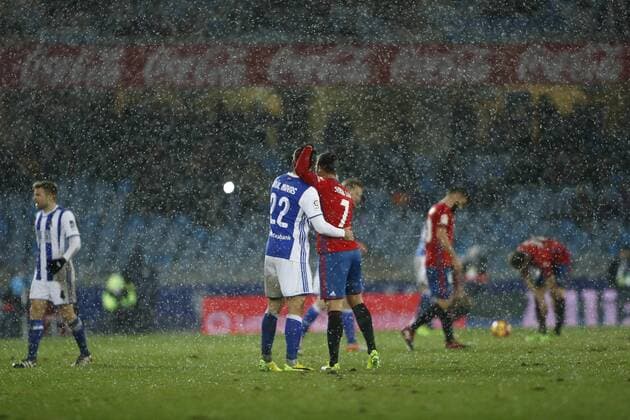 Real Sociedad s defender Raul Navas (L) and Osasuna s striker Sergio Leon greet each other during their Liga Primera Division 21st round at Anoeta stadium in San Sebastian, Basque Country, Spain, 5 February 2017. REAL SOCIEDAD VS. OSASUNA !ACHTUNG: NUR REDAKTIONELLE NUTZUNG!  PVA001 20170205-636219257889958481