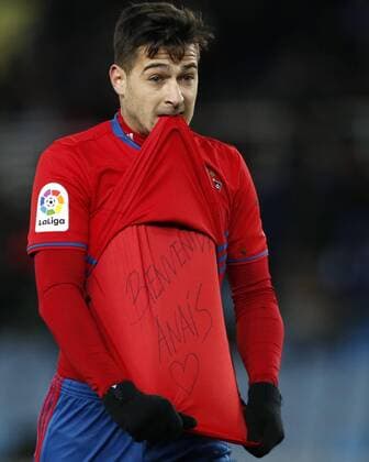 Osasuna s Sergio Leon jubilates a goal against Real Sociedad by showing a t-shirt that reads Welcome Anais during their Liga Primera Division 21st round at Anoeta stadium in San Sebastian, Basque Country, Spain, 5 February 2017. REAL SOCIEDAD VS. OSASUNA !ACHTUNG: NUR REDAKTIONELLE NUTZUNG!  PVA001 20170205-636219259205654633