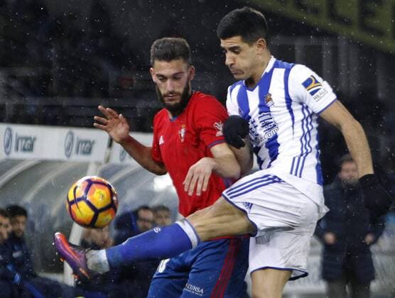 Real Sociedad s defender Yuri Berchiche (R) vies for the ball with midfielder Roberto Torres of Osasuna during their Liga Primera Division 21st round match at Anoeta stadium in San Sebastian, Basque Country, Spain, 5 February 2017. REAL SOCIEDAD VS. OSASUNA !ACHTUNG: NUR REDAKTIONELLE NUTZUNG!  PVA001 20170205-636219261239712555