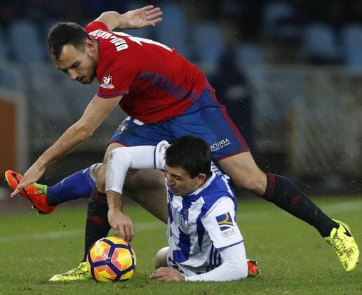 Real Sociedad s striker Mikel Oyarzabal (down) vies for the ball with defender Unai Garcia of Osasuna during their Liga Primera Division 21st round match at Anoeta stadium in San Sebastian, Basque Country, Spain, 5 February 2017. REAL SOCIEDAD VS. OSASUNA !ACHTUNG: NUR REDAKTIONELLE NUTZUNG!  PVA001 20170205-636219261861674862