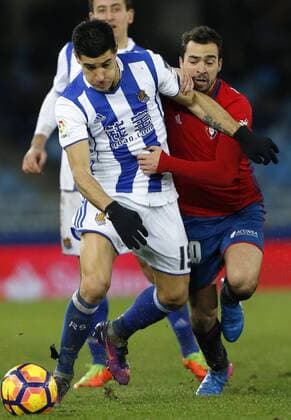 Real Sociedad s defender Yuri Berchiche (front) vies for the ball with midfielder Miguel Angel de las Cuevas of Osasuna during their Liga Primera Division 21st round match at Anoeta stadium in San Sebastian, Basque Country, Spain, 5 February 2017. REAL SOCIEDAD VS. OSASUNA !ACHTUNG: NUR REDAKTIONELLE NUTZUNG!  PVA001 20170205-636219265601327780