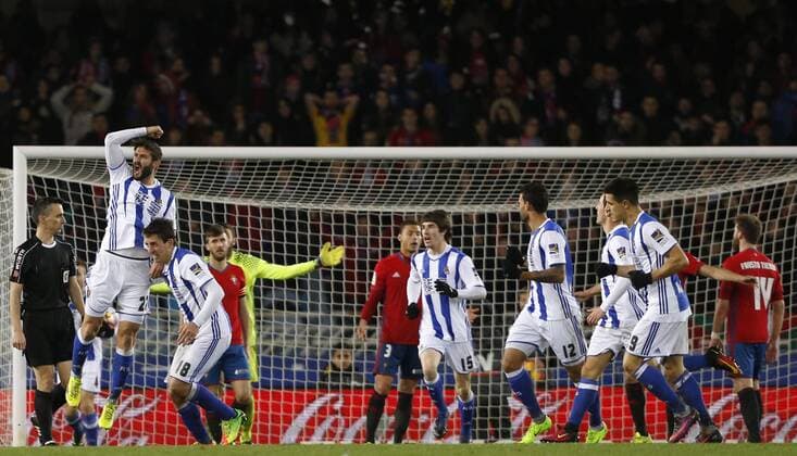 Real Sociedad s defender Raul Navas (L) jubilates a goal against Osasuna during their Liga Primera Division 21st round match at Anoeta stadium in San Sebastian, Basque Country, Spain, 5 February 2017. REAL SOCIEDAD VS. OSASUNA !ACHTUNG: NUR REDAKTIONELLE NUTZUNG!  PVA001 20170205-636219265637519084