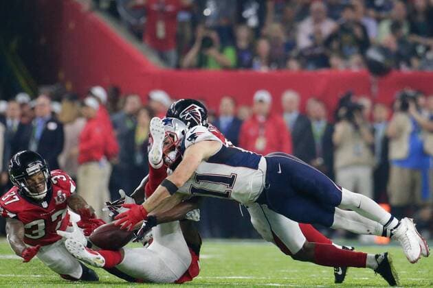 Super Bowl LI, Julio Edelmans Mega-Catch gegen drei Gegenspieler New England Patriots wide receiver Julian Edelman makes a diving 23-yard reception in the fourth quarter of Super Bowl LI against the Atlanta Falcons at NRG Stadium in Houston Texas on February 5, 2017. The Patriots defeated the Falcons 34-28 in overtime giving Tom Brady his fifth Super Bowl win.  SBP20170205768 JOHNxANGELILLO