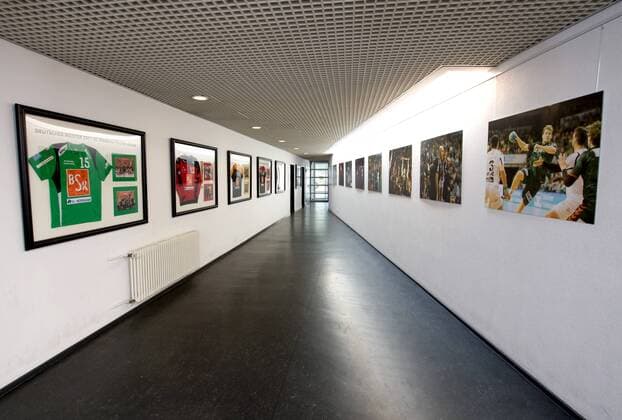 Handball HBL Berlin 29.09.2016 FUECHSE TOWN ( FÜCHSE TOWN ) Trainigszentrum der Fuechse Berlin im Stadtbezirk Hohenschoenhausen KABINENGANG MIT FOTOS und TRIKOTS