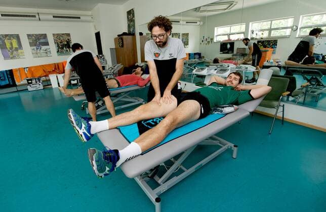 Handball HBL Berlin 29.09.2016 FUECHSE TOWN ( FÜCHSE TOWN ) Trainigszentrum der Fuechse Berlin im Stadtbezirk Hohenschoenhausen PHYSIOTHERAPIE Fabian KITTMANN mit Jakov GOJUN 10 Fuechse