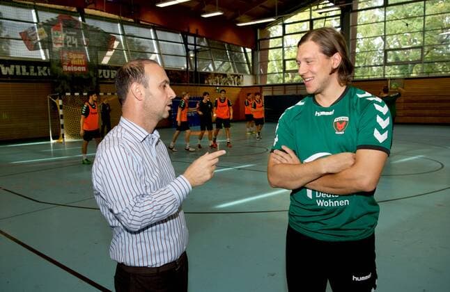 Handball HBL Berlin 29.09.2016 FUECHSE TOWN ( FÜCHSE TOWN ) Trainigszentrum der Fuechse Berlin im Stadtbezirk Hohenschoenhausen Bob HANNING Manager Fuechse Mattias ZACHRISSON 21 Fuechse